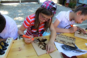 Children from Përmeti painting in pyrography, tradition of Përmet area.